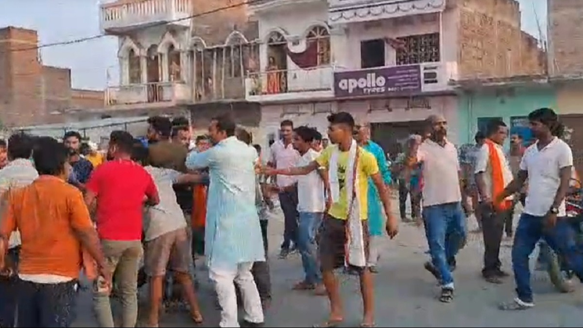 समर्थकों के बीच टकराव की तस्वीर