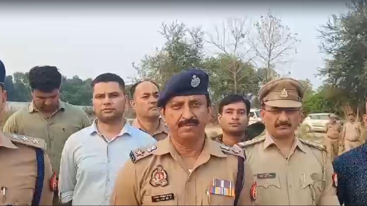 घटना की जानकारी देते पुलिस अधिकारी.