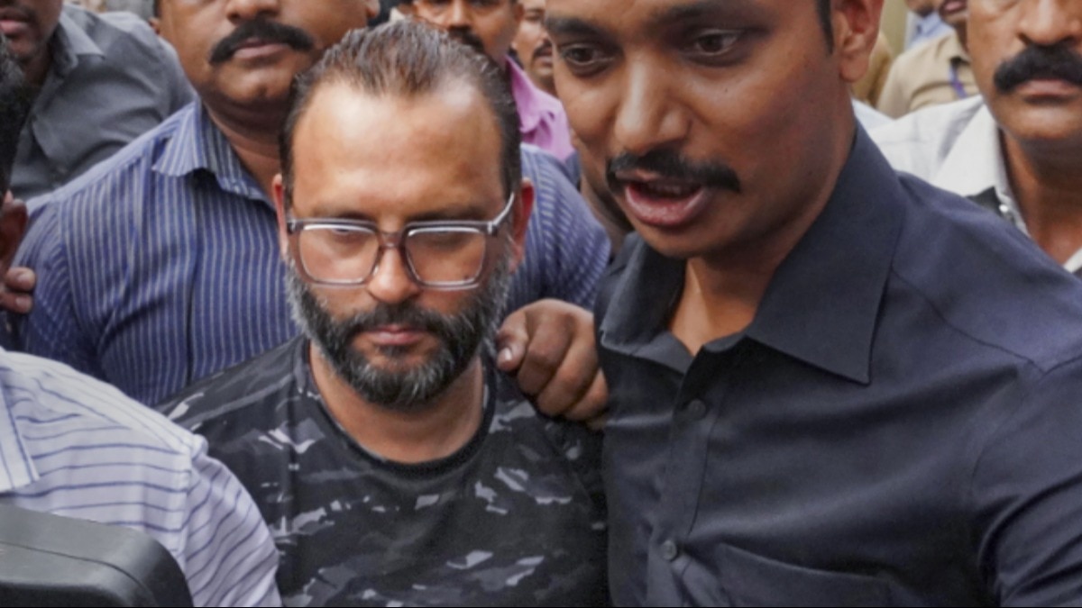 पुणे पोर्श कार हादसे में पुलिस ने आरोपी नाबालिग के पिता को गिरफ्तार किया है.