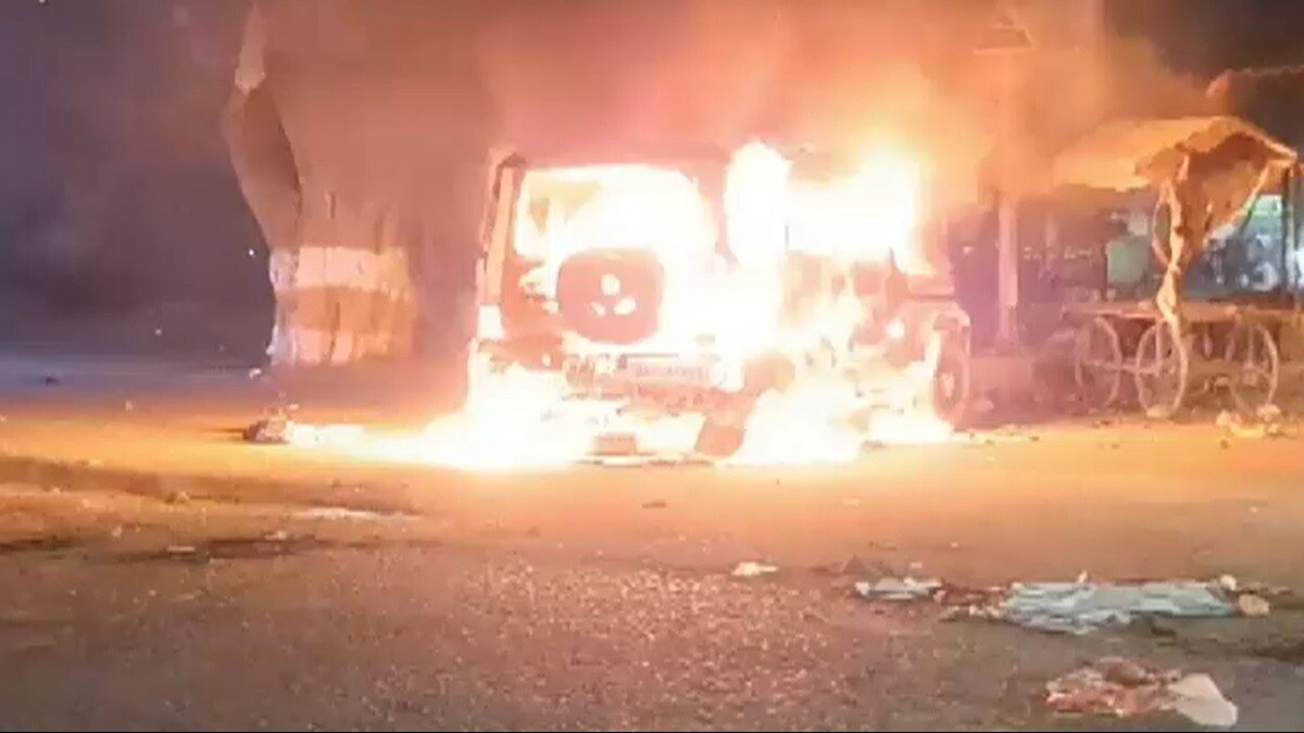 जलती हुई पुलिस जीप