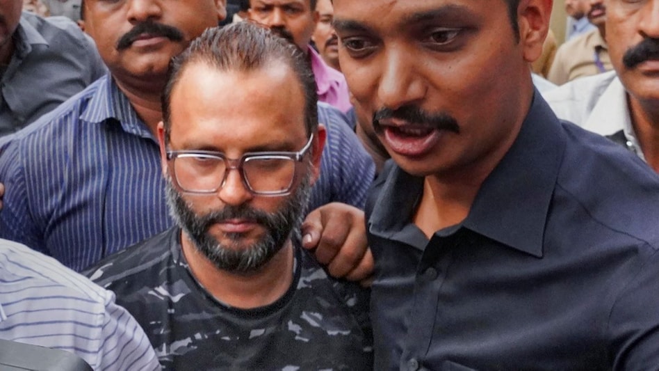 पुणे पोर्श हादसा: नाबालिग आरोपी के पिता गिरफ्तार, 90 मिनट में शराब पर उड़ाए थे 48 हजार 2 पुणे केस में पुलिस नाबालिग आरोपी के पिता को गिरफ्तार किया है.