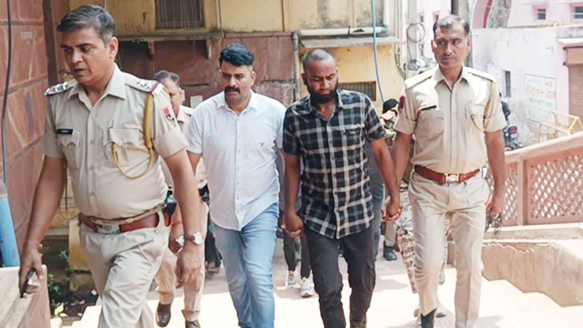 पुलिस ने डकैत लुक्का का जुलूस निकाला 