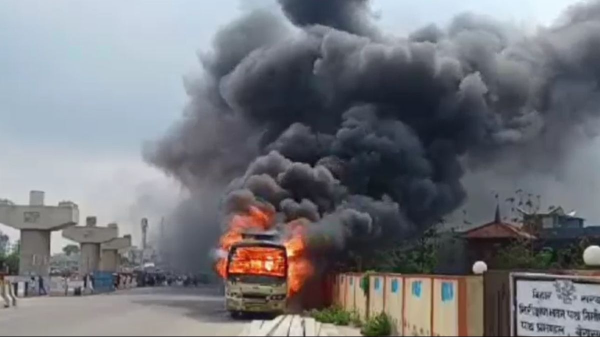 हाइवे किनारे खड़ी बस में लगी आग.