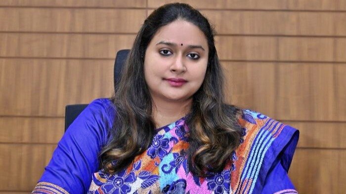 गाजीपुर की डीएम आर्यका अखौरी