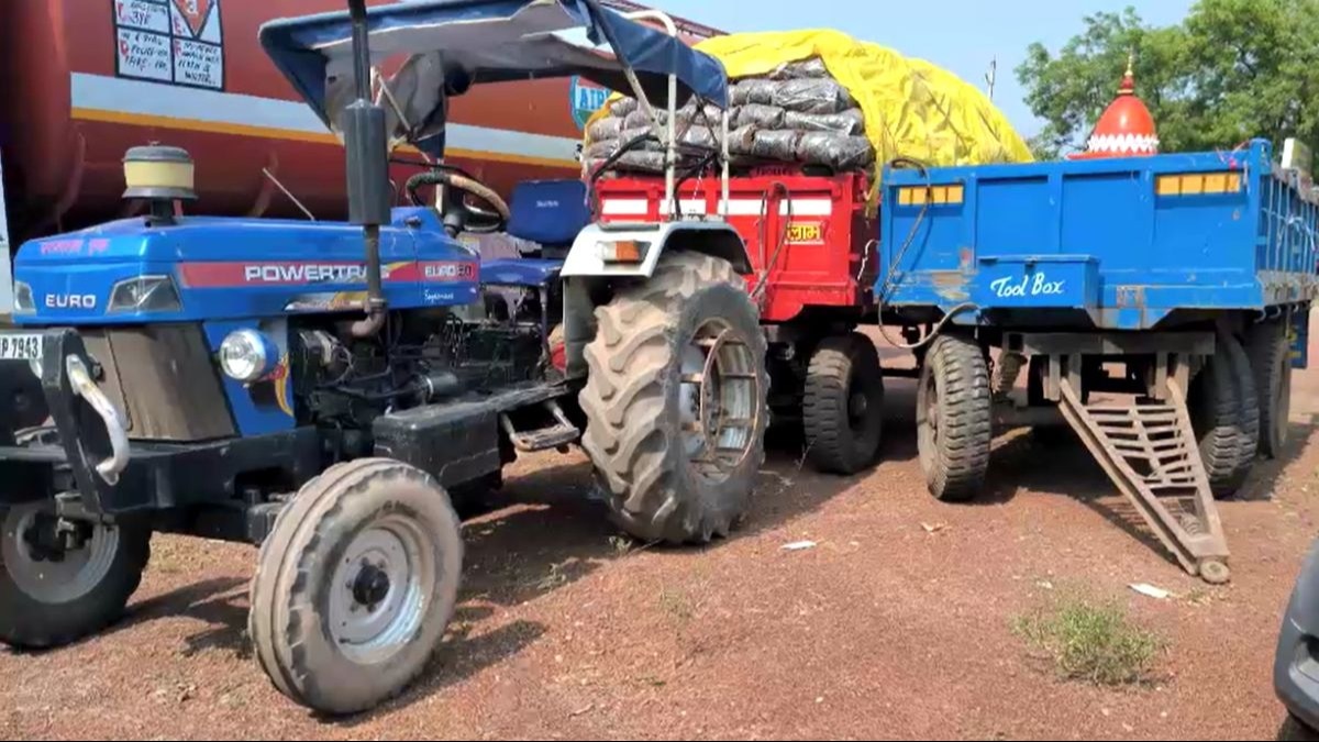 ट्रैक्टर ट्रॉली से कुचलकर पति पत्नी की मौत.