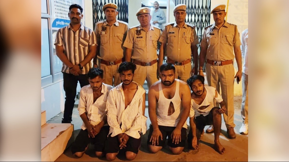 पुलिस गिरफ्त में आरोपी.