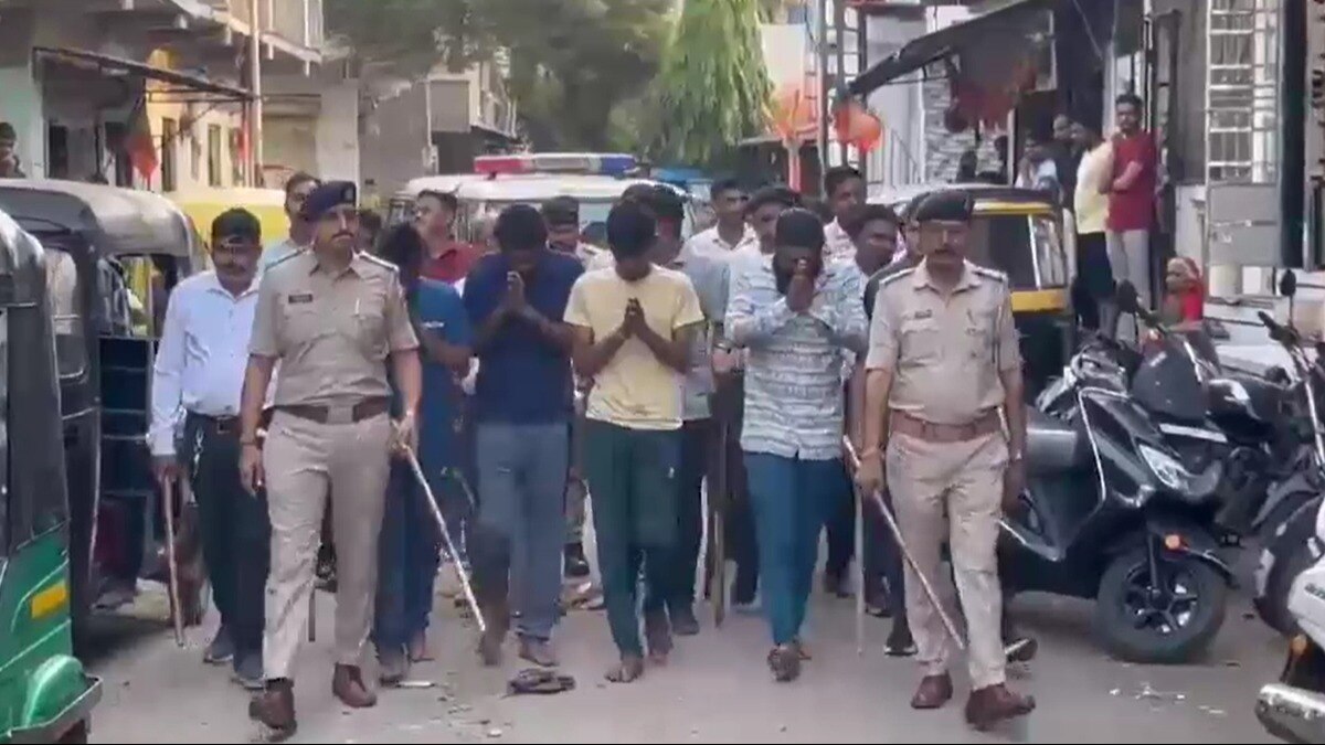 सूरत पुलिस ने हत्या के आरोपियों का निकाला जुलूस.