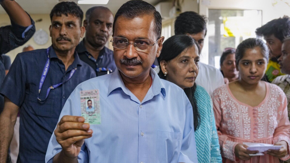 केजरीवाल ने फैमिली के साथ वोट डाला (फोटो- पीटीआई)