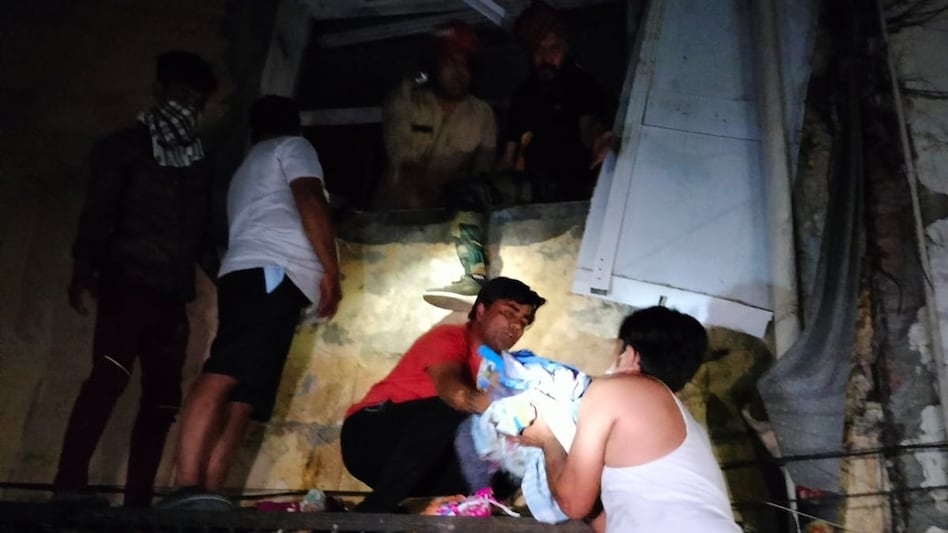 दिल्ली में भी आग से हादसा, बेबी केयर सेंटर में आग से झुलसकर 7 नवजात की मौत, 5 अस्पताल में भर्ती - In Delhi, fire breaks out at Vivek Vihar baby care