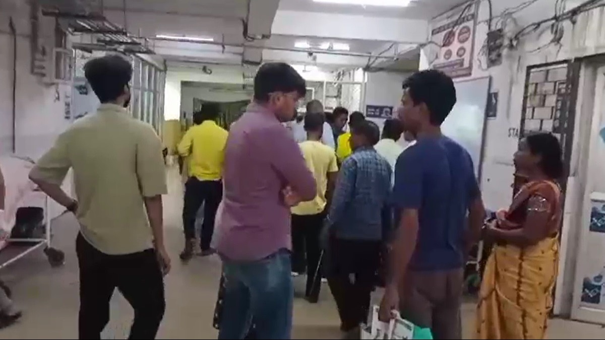 धनबाद में सड़क हादसे के बाद अस्पताल में भीड़