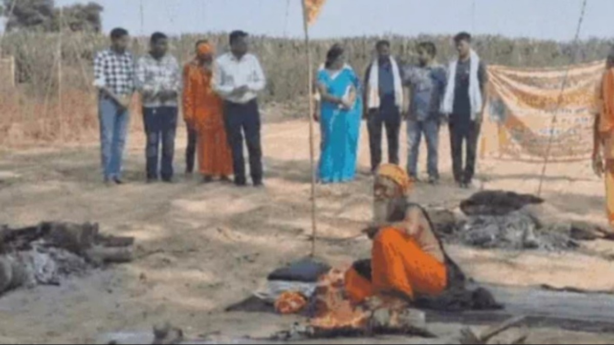 आग जलाकर भीषण गर्मी में तपस्या कर रहे थे साधु
