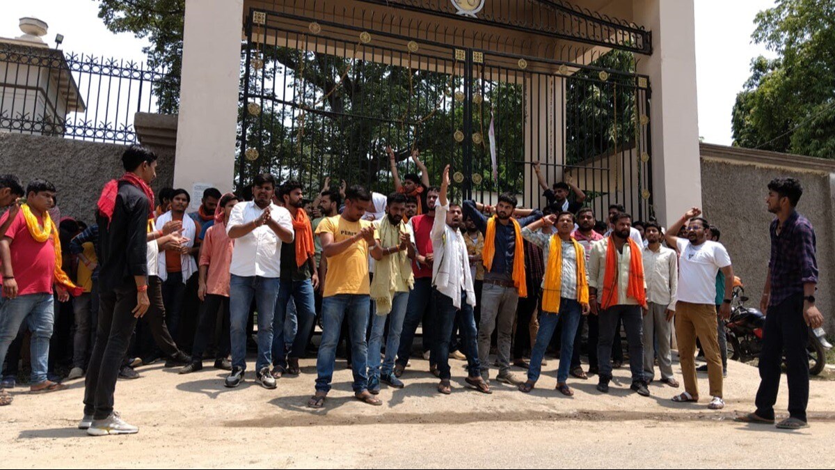 पटना यूनिवर्सिटी के स्टूडेंट की हत्या के बाद छात्रों का फूटा गुस्सा, एक आरोपी अरेस्ट - Patna student protest after murder of student leader in front of PU lclm - AajTak