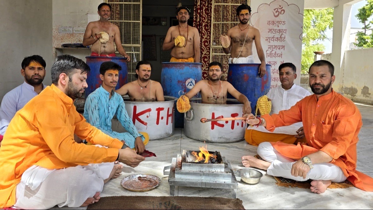 मंदिर में पर्जन्य यज्ञ करते पंडित.