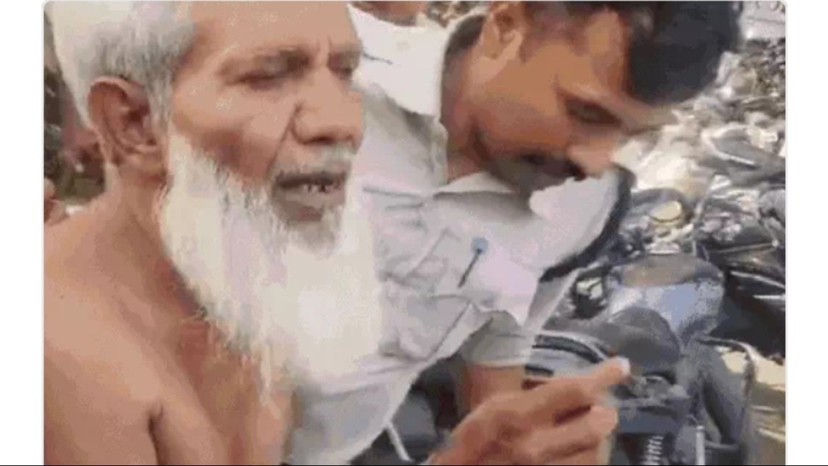 आरोपी को ले जाती पुलिस.