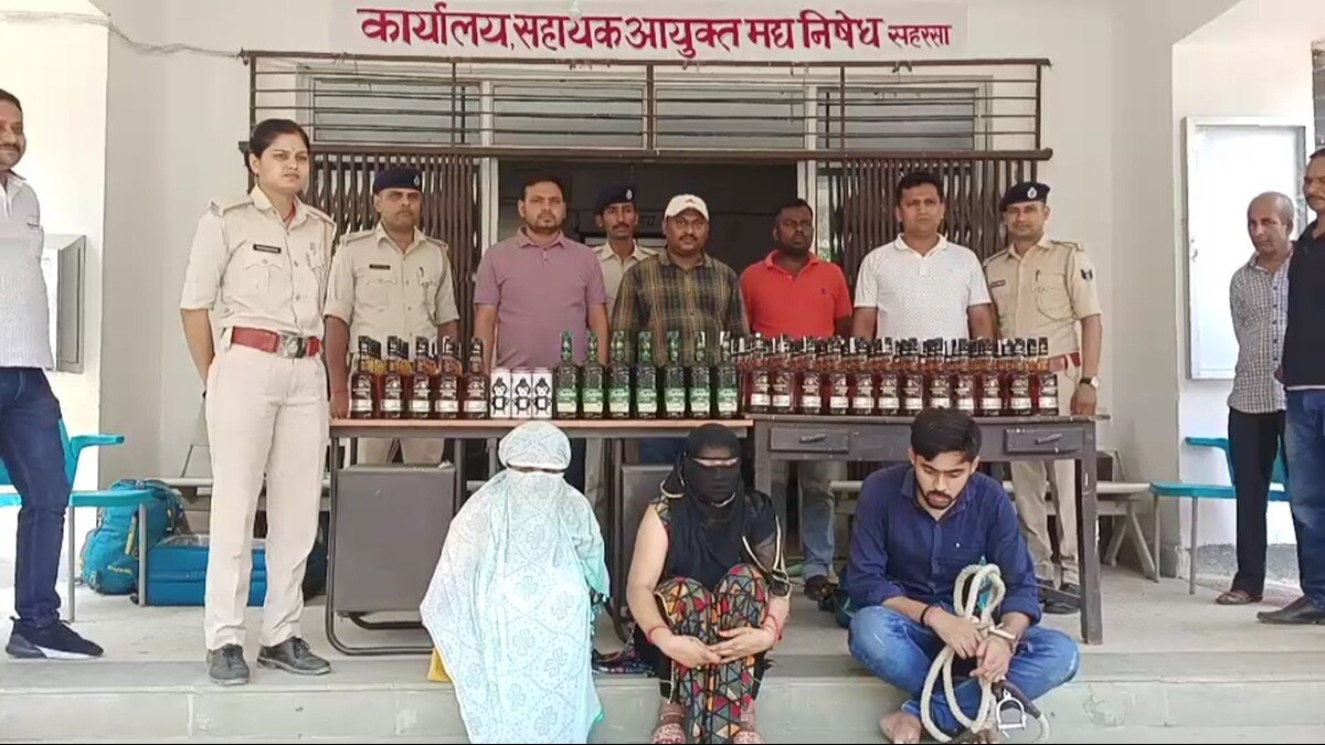 सहरसा में पकड़े गए तस्कर और उनके कब्जे से जब्त की गई शराब.