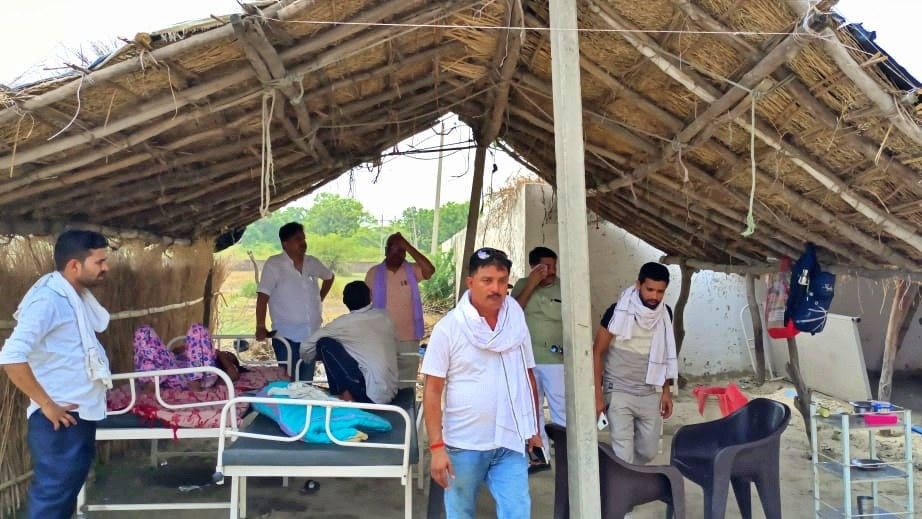 हरदोई: छप्पर के नीचे कल रहा था इलाज 