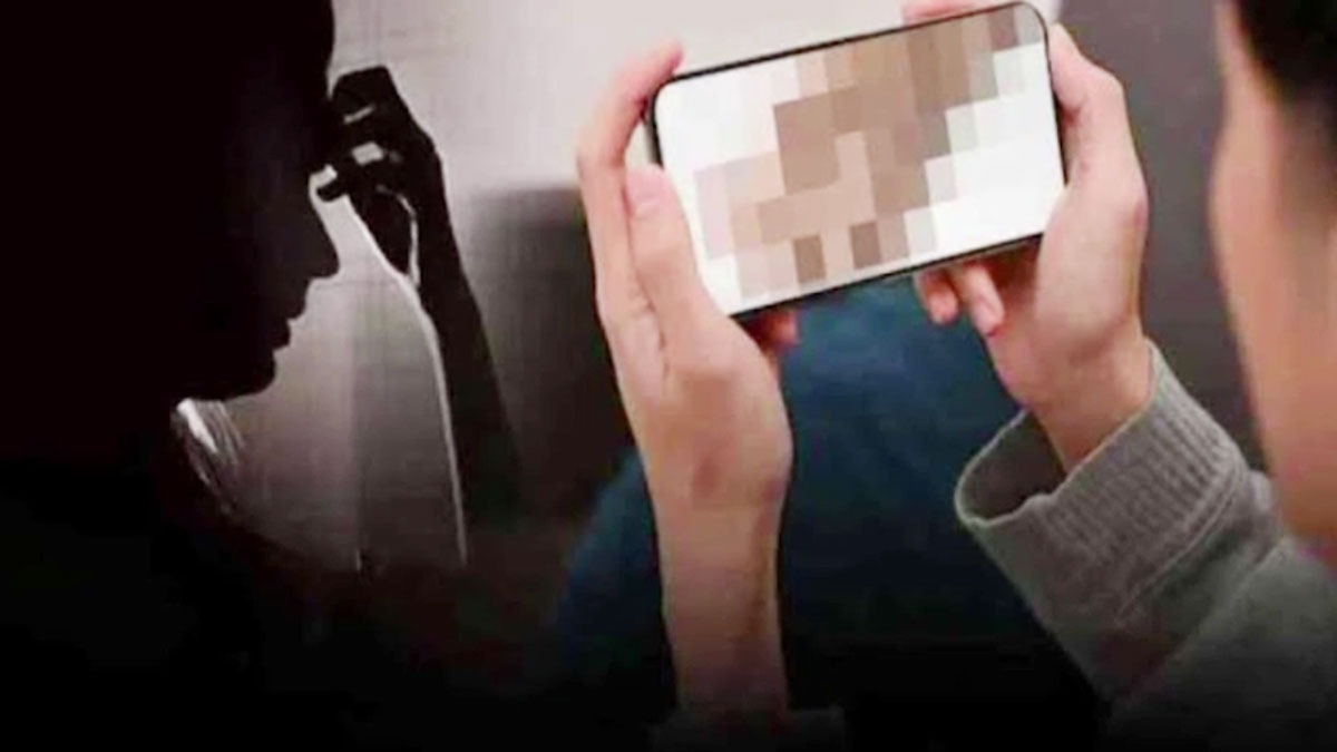 छात्रा को उसकी न्यूड फोटो भेजी