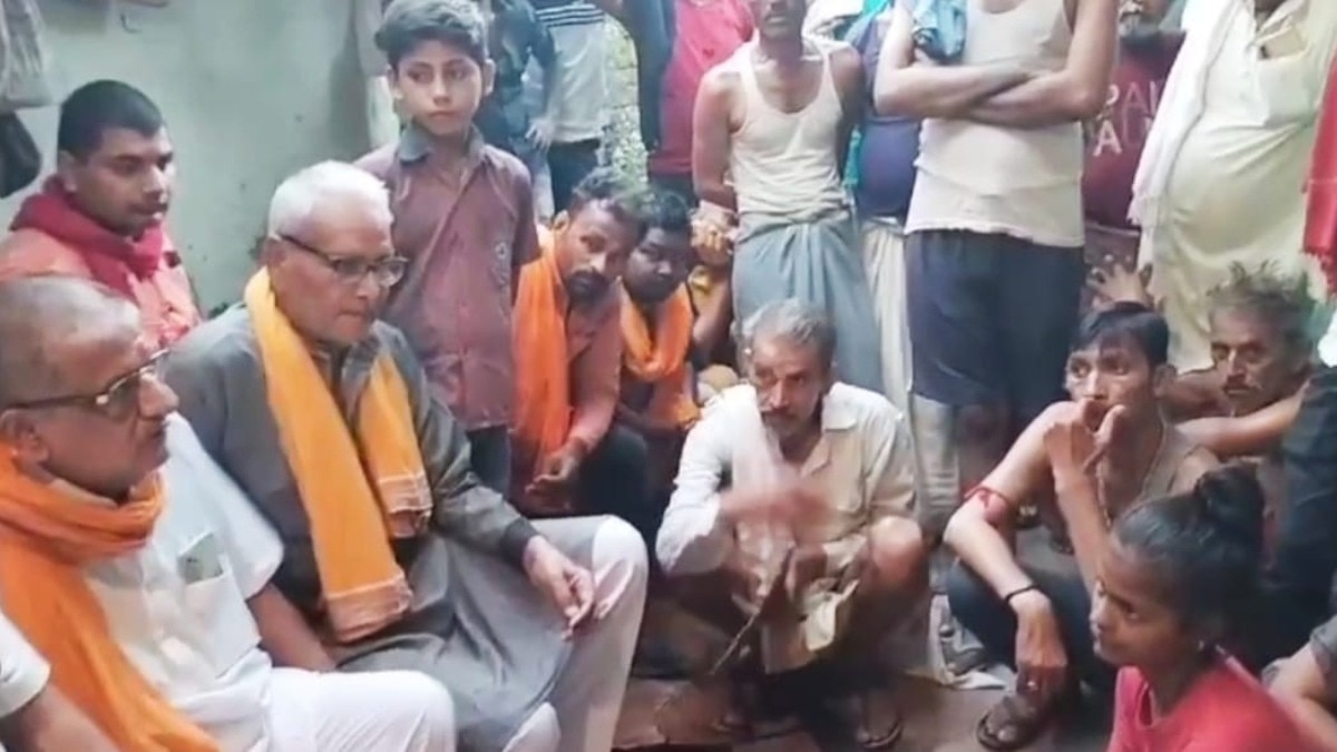 परिजनों से बात करते VHP पदाधिकारी.