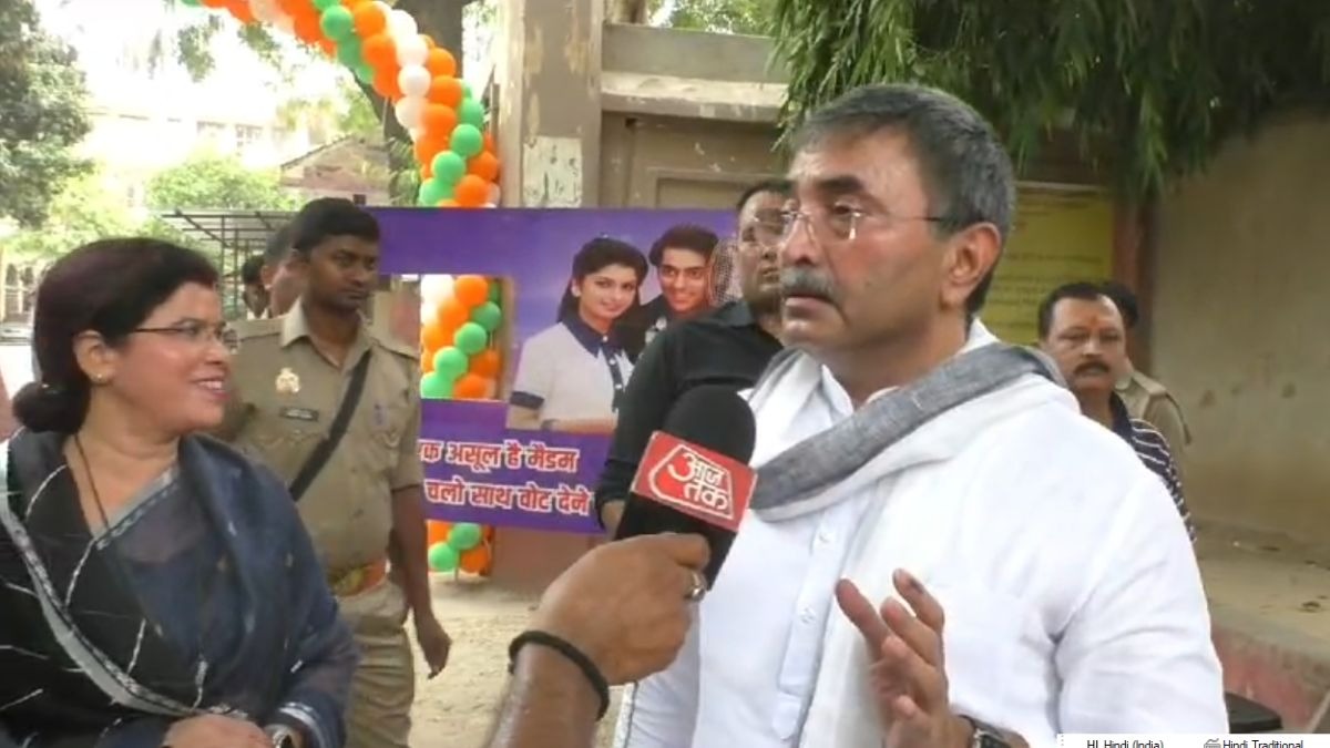 वोट डालने के बाद बातचीत करते बृजेश सिंह.