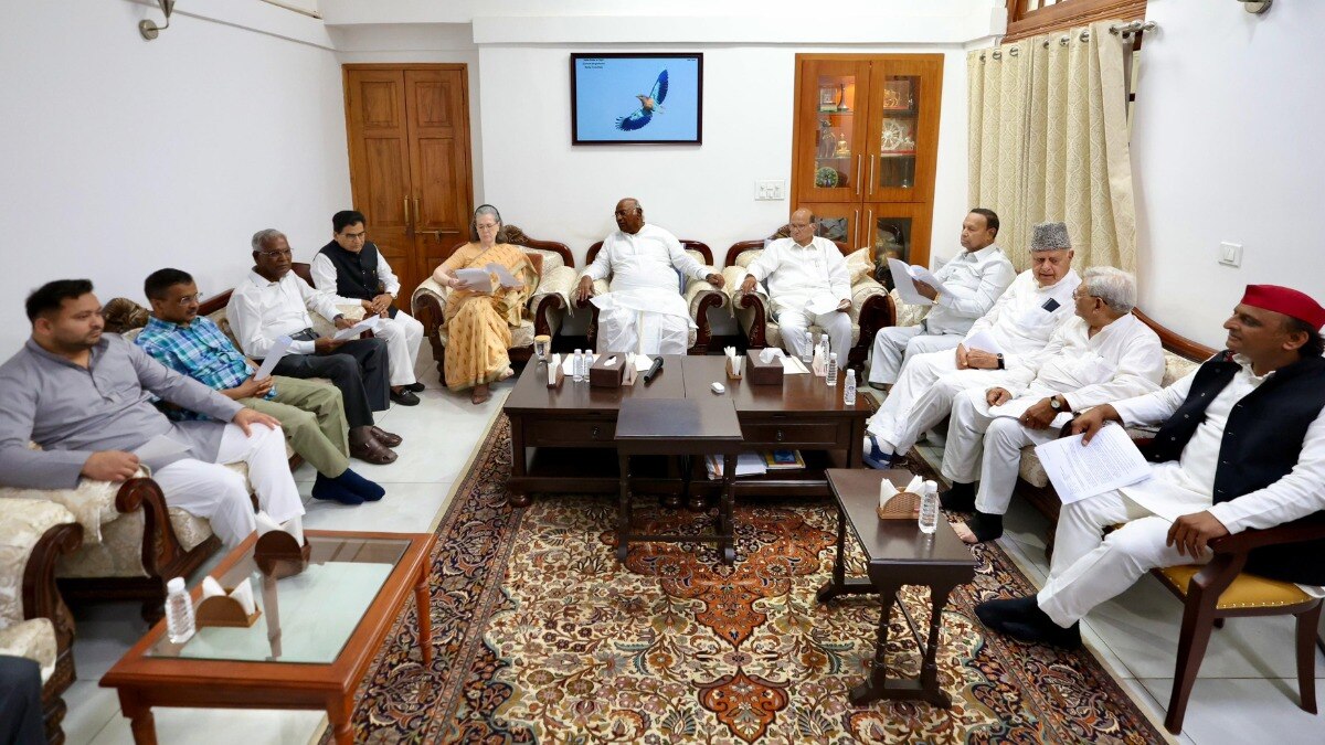 दिल्ली में कांग्रेस अध्यक्ष मल्लिकार्जुन खड़गे के आवास पर शनिवार को इंडिया ब्लॉक की बैठक आयोजित की गई.