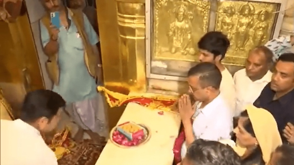 पहले माता-पिता का आशीर्वाद, फिर राजघाट और हनुमान मंदिर होते हुए तिहाड़ जेल पहुंचे अरविंद केजरीवाल
First blessings of parents, then Arvind Kejriwal reached Tihar Jail via Rajghat and Hanuman Temple.