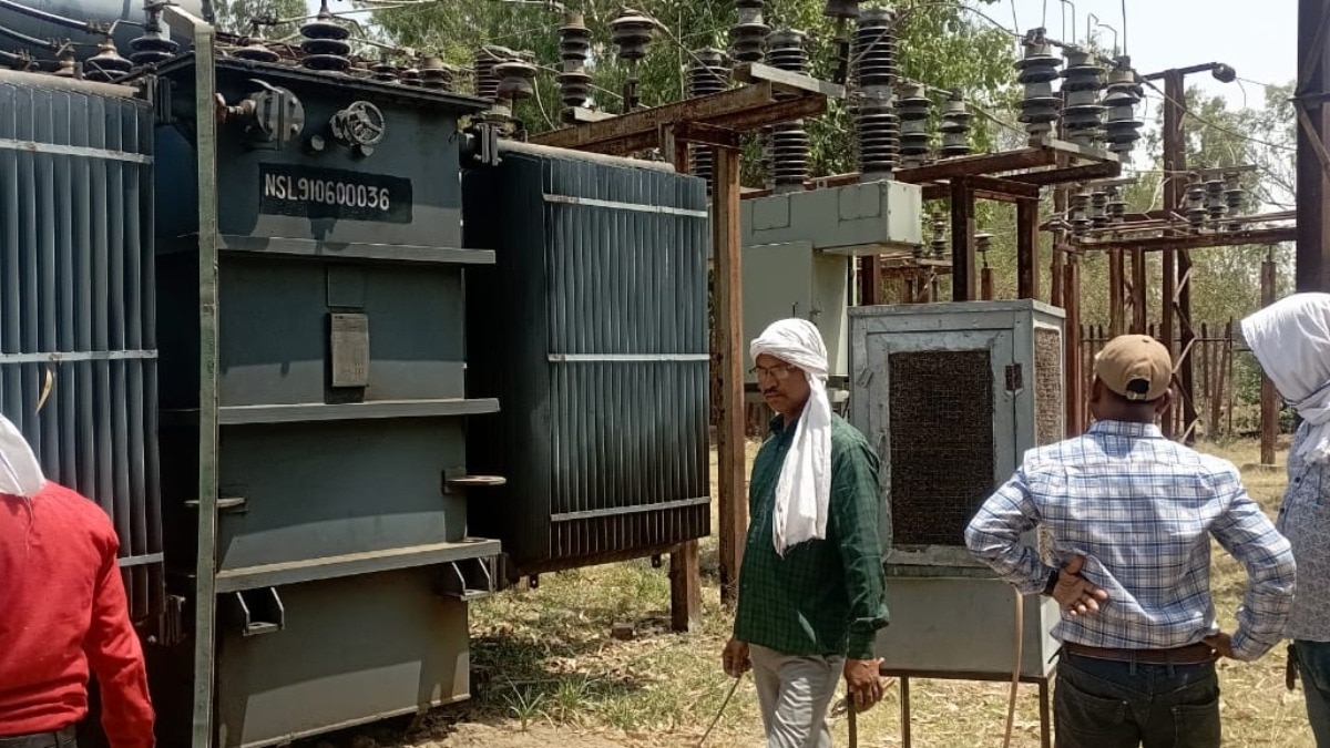 ट्रांसफार्मर को ठंडा रखने के लिए लगाए गए कूलर.