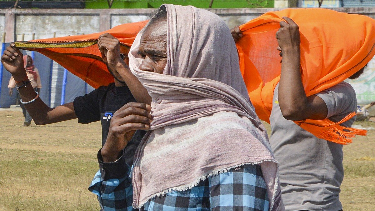 लू से बचने के लिए लोगों ने सिर ढका स्कार्फ. (photo source @PTI)