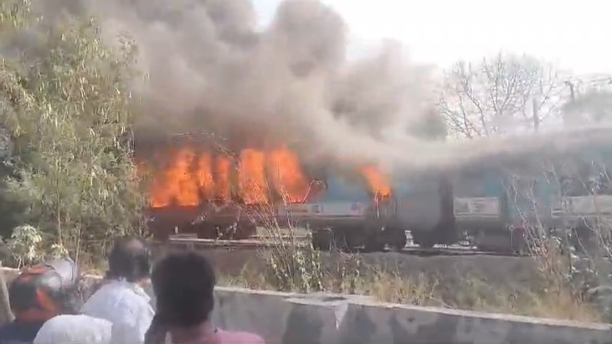 ताज एक्सप्रेस में लगी आग.