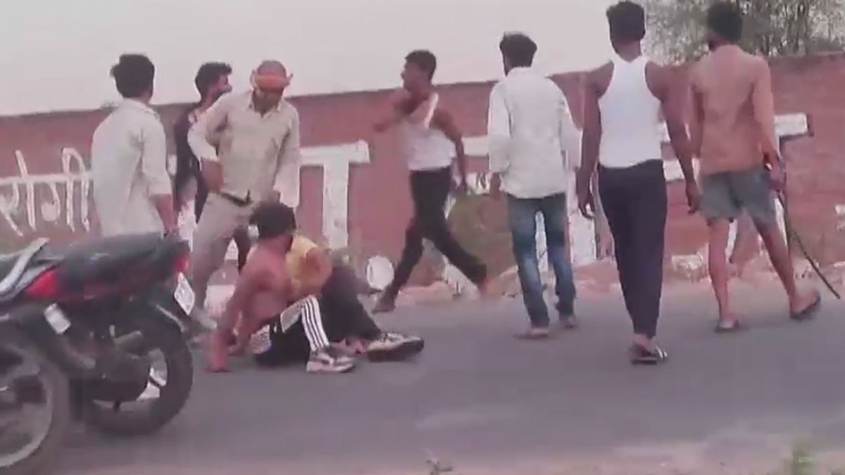 बीच सड़क दो युवकों की पिटाई 