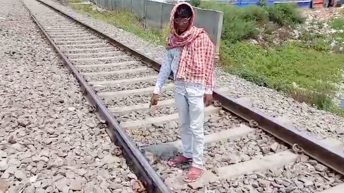 11 साल के बच्चे ने लाल गमछा दिखाकर ट्रेन को रोका