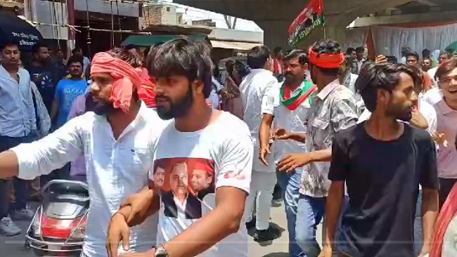 लखनऊ में काउंटिंग के बीच भिड़े सपा और बीजेपी के कार्यकर्ता, एक का सिर फटा - Samajwadi Party and BJP workers clash during counting in Lucknow head injured separated by up police