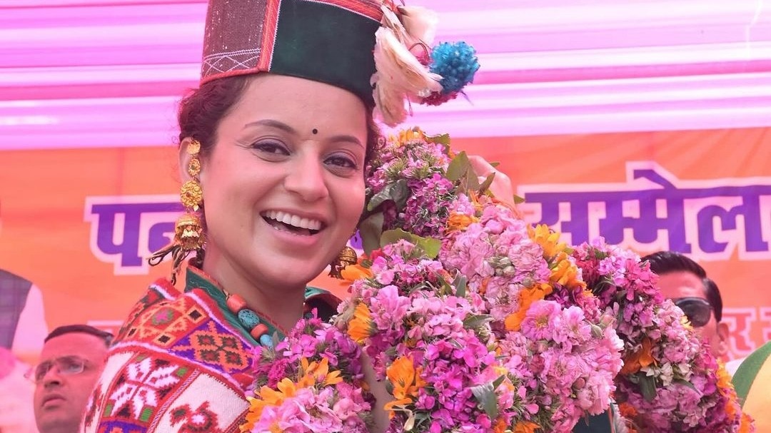 Loksabha election 2024 result: कंगना के दरवाजे पर जीत की दस्तक, बोलीं- 'किसी और को बैग पैक करने पड़ेंगे अब', विक्रमादित्य पर कसा तंज - Kangana Ranaut slams mandi Congress ...