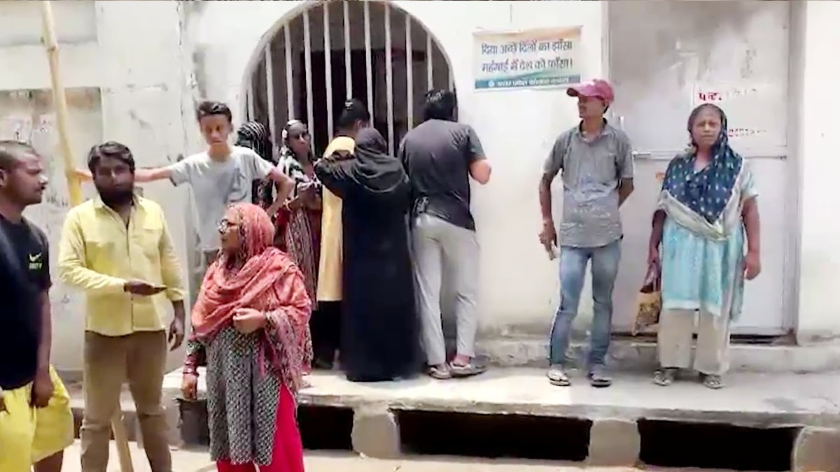 लखनऊ में कांग्रेस कार्यालय के बाहर लगी भीड़.