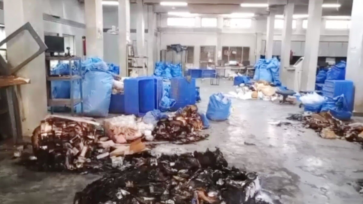 चोरी के बाद ऑफिस में लगाई आग 