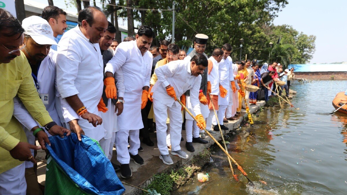 भोपाल में जल गंगा संवर्धन अभियान की शुरुआत करते CM