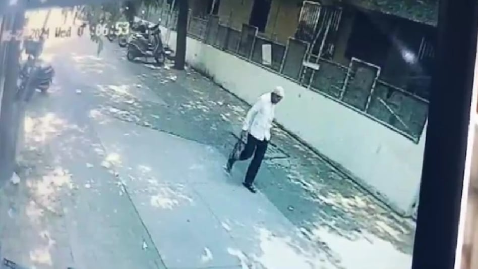 बुजुर्ग पुरुषोत्तम पुट्टेवार. (सीसीटीवी फुटेज)