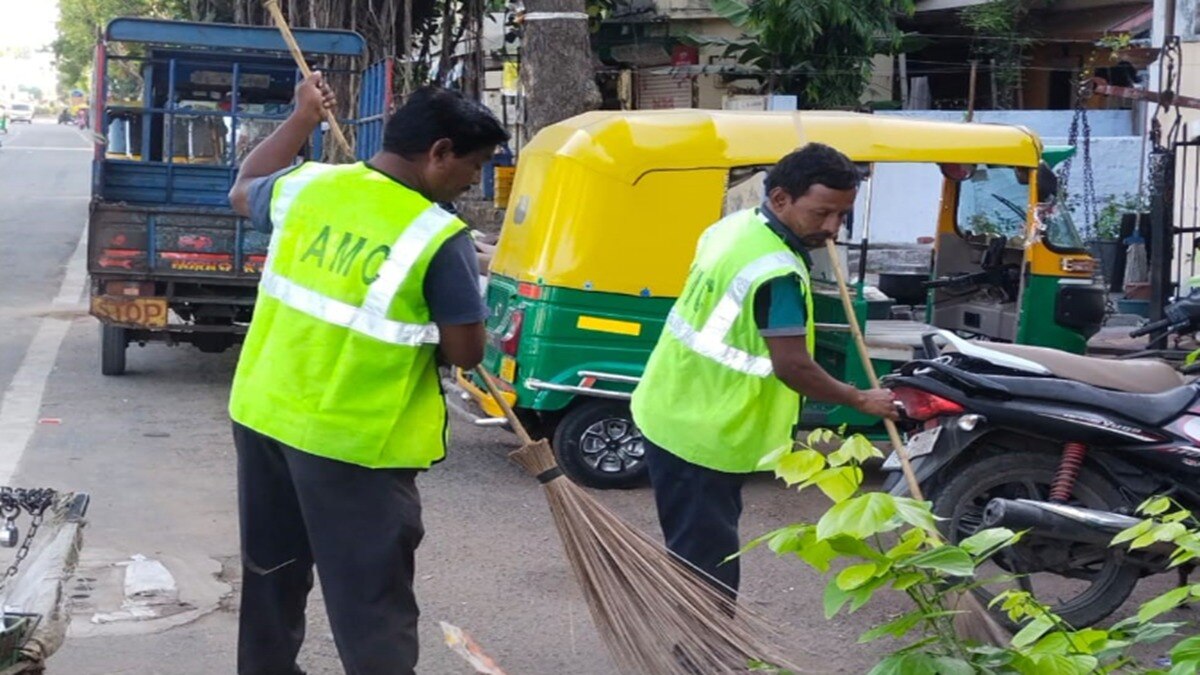 शहर में सफाई करते अहमदाबाद नगर निगम के कर्मी. (photo source @AmdavadAMC)