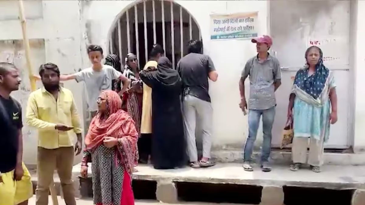 लखनऊ में कांग्रेस कार्यालय के बाहर लगी भीड़.