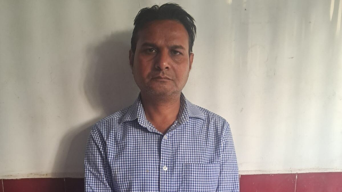 पुलिस की गिरफ्त में गिरजा शंकर तिवारी.