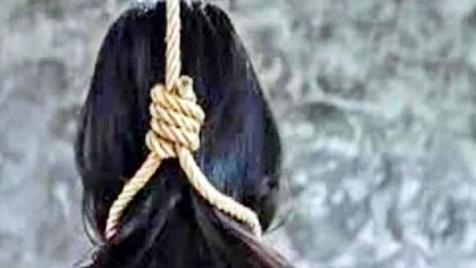 नोएडा में महिला ने लगाई फांसी