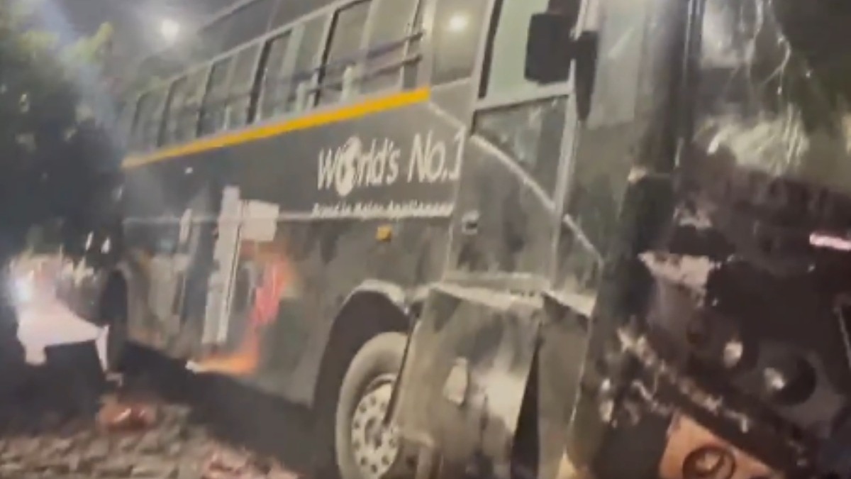  सोसायटी में घुसी बस. (source-ANI)