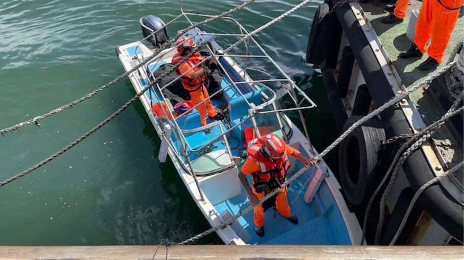 Former Chinese naval officer arrived off the coast of Taiwan by speedboat. (Photo: AP) Former Chinese naval officer arrived off the coast of Taiwan by speedboat. (Photo: AP)