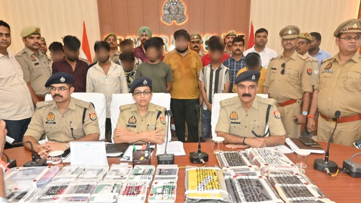 पुलिस की गिरफ्त में फ्रॉड करने वाला गैंग.
