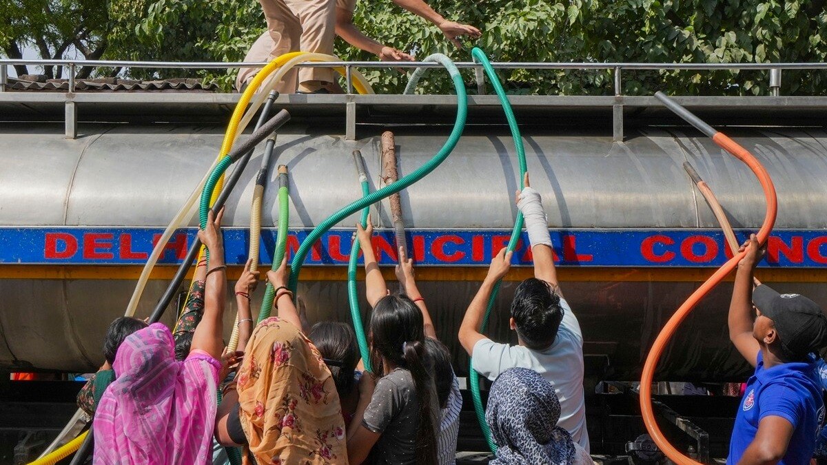 दिल्ली में टैंकर माफिया कर रहे पानी की लूट