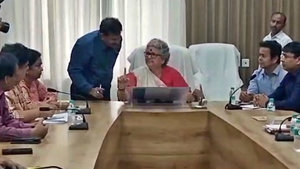 कानपुर: मेयर प्रमिला पांडेय ने अधिकारी को लगाई फटकार 