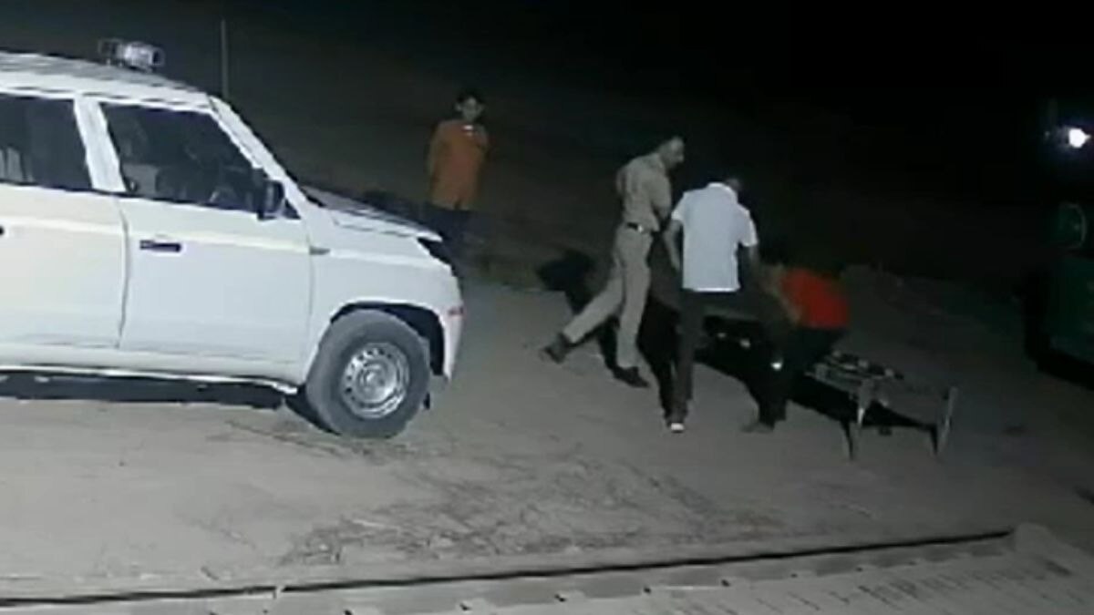 पुलिस अफसर ने युवक को पीटा. (Video Grab)