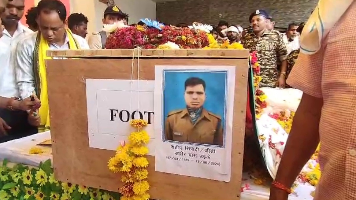 शहीद कबीर दास उइके का पार्थिव शरीर लाया गया.