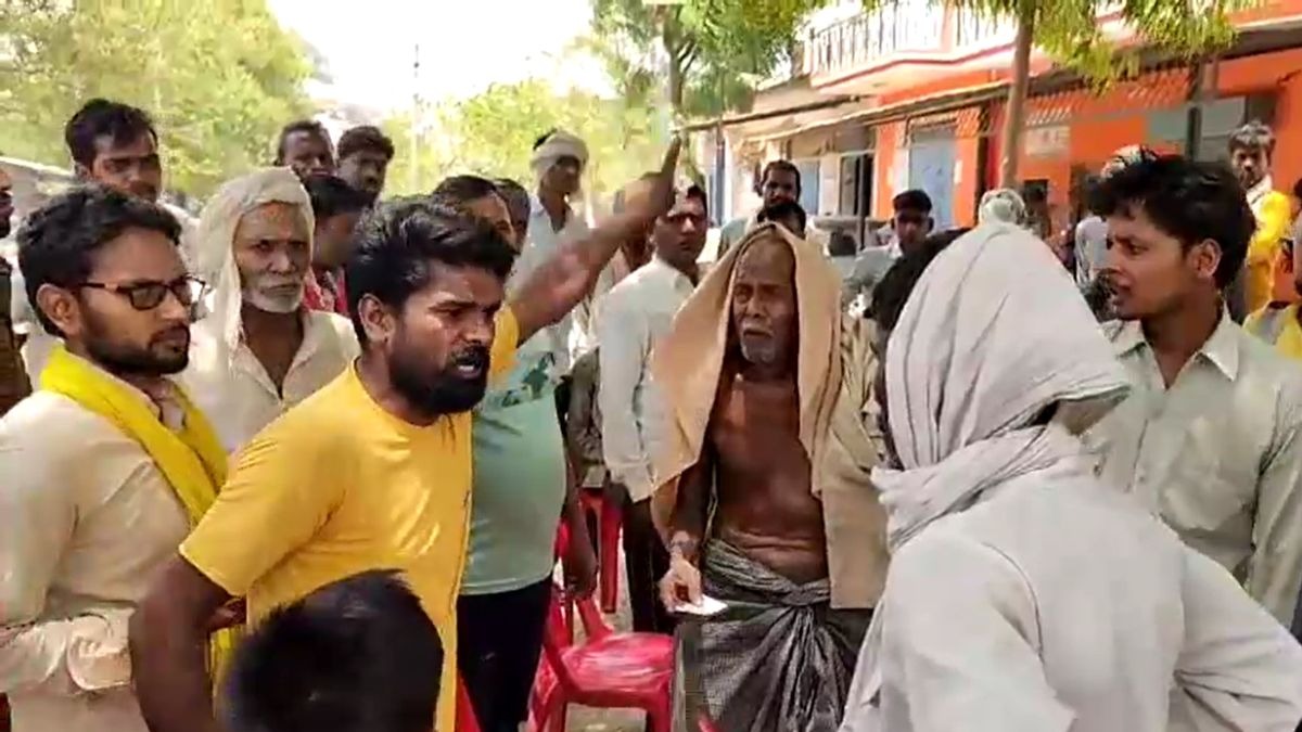 मांग को लेकर प्रदर्शन करते लोग.