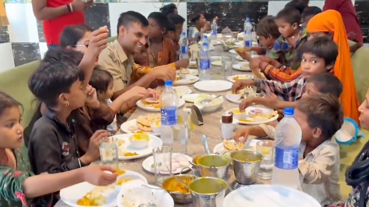 घुमंतू प्रजाति के बच्चों को रेस्टोरेंट में खाना खिलाते SDOP संतोष पटेल.