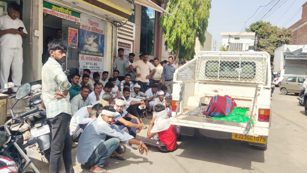 गर्भवती महिला की मौत के विरोध में धरना प्रदर्शन 